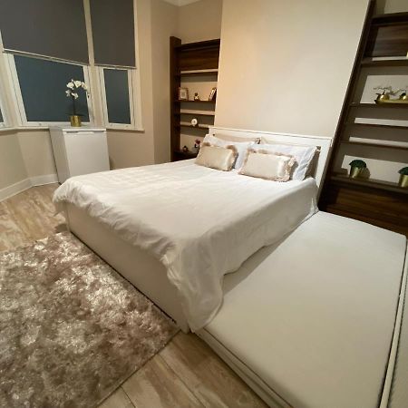 Private Rooms In Excellent Family House ,Zone 2 ロンドン エクステリア 写真