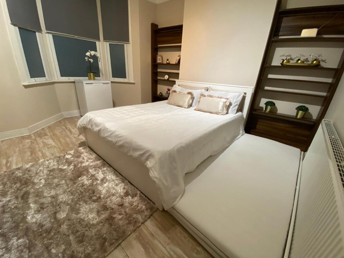 Private Rooms In Excellent Family House ,Zone 2 ロンドン エクステリア 写真