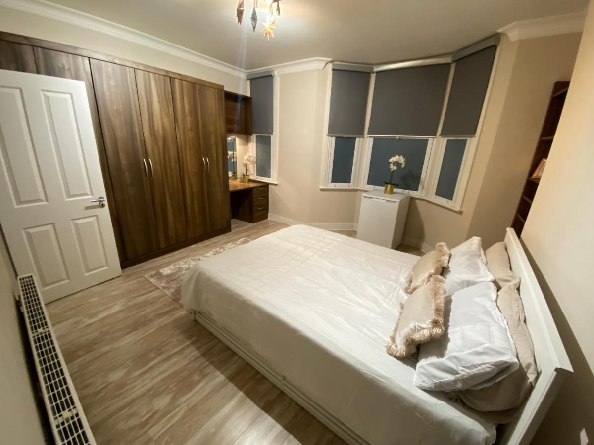 Private Rooms In Excellent Family House ,Zone 2 ロンドン エクステリア 写真