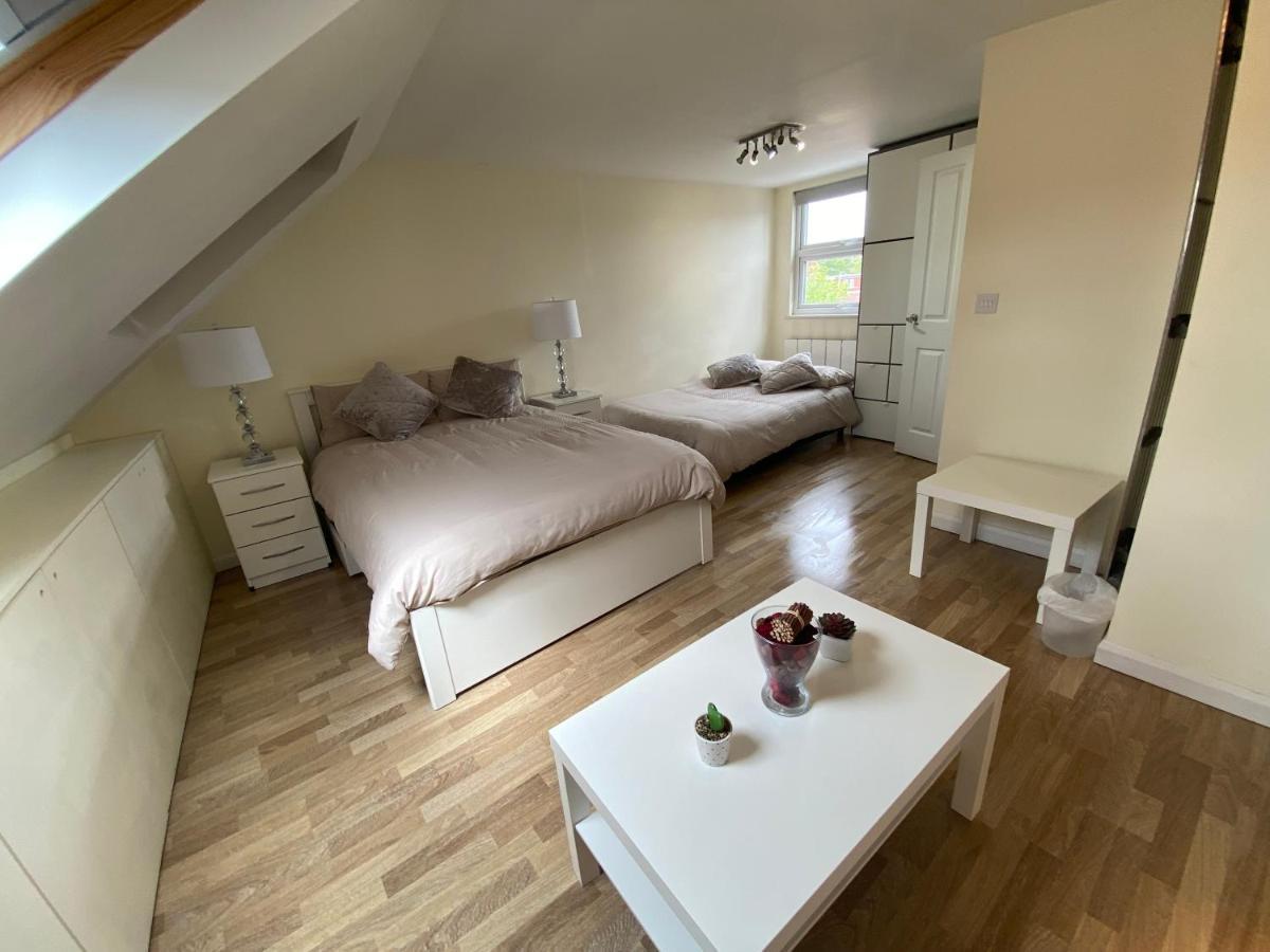 Private Rooms In Excellent Family House ,Zone 2 ロンドン エクステリア 写真
